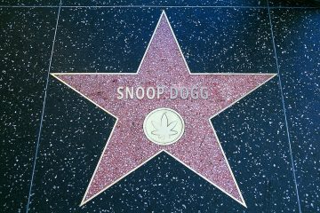 Snoop Dogg recibió su estrella en el paseo de la fama de Hollywood presentada por Dr. Dre. Cusica Plus.