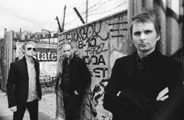 Muse viaja a los 80 en su nuevo disco ‘Simulation Theory’. Cusica Plus.