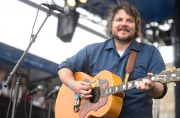 Jeff Tweedy de Wilco lanza su nuevo disco solista ‘Warm’. Cusica Plus.