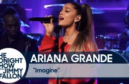 Ariana Grande se presentó en en el show de Jimmy Fallon para cantar “Imagine”. Cusica Plus.