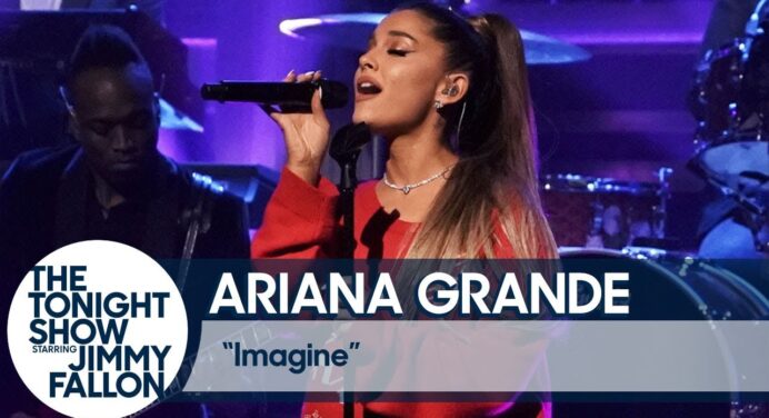 Ariana Grande se presentó en en el show de Jimmy Fallon para cantar “Imagine”