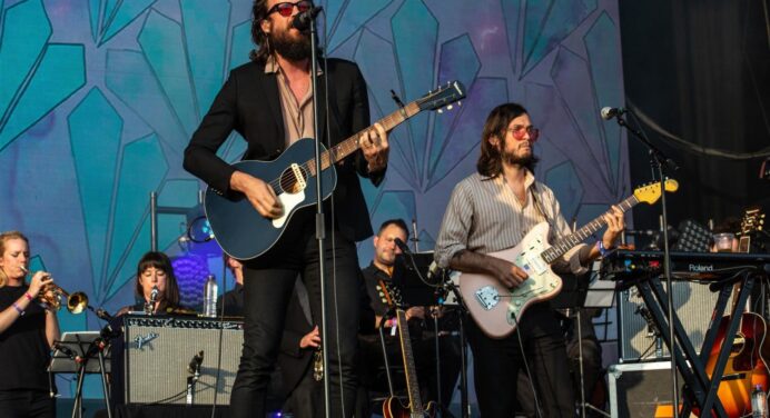 Father John Misty y Beck interpretaron juntos “Where It’s At” en el FJM de California