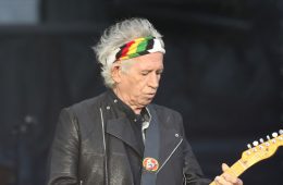 Keith Richards de The Rolling Stones, declara que su adicción al alcohol la superó. Cusica Plus.