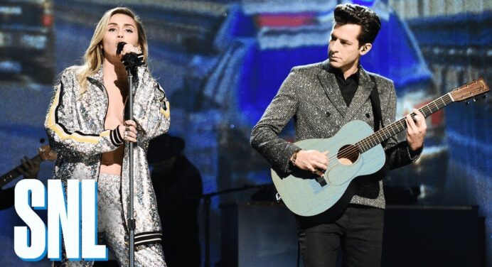 Miley Cyrus y Mark Ronson se presentaron en el SNL para cantar “Nothing Breaks Like A Heart”