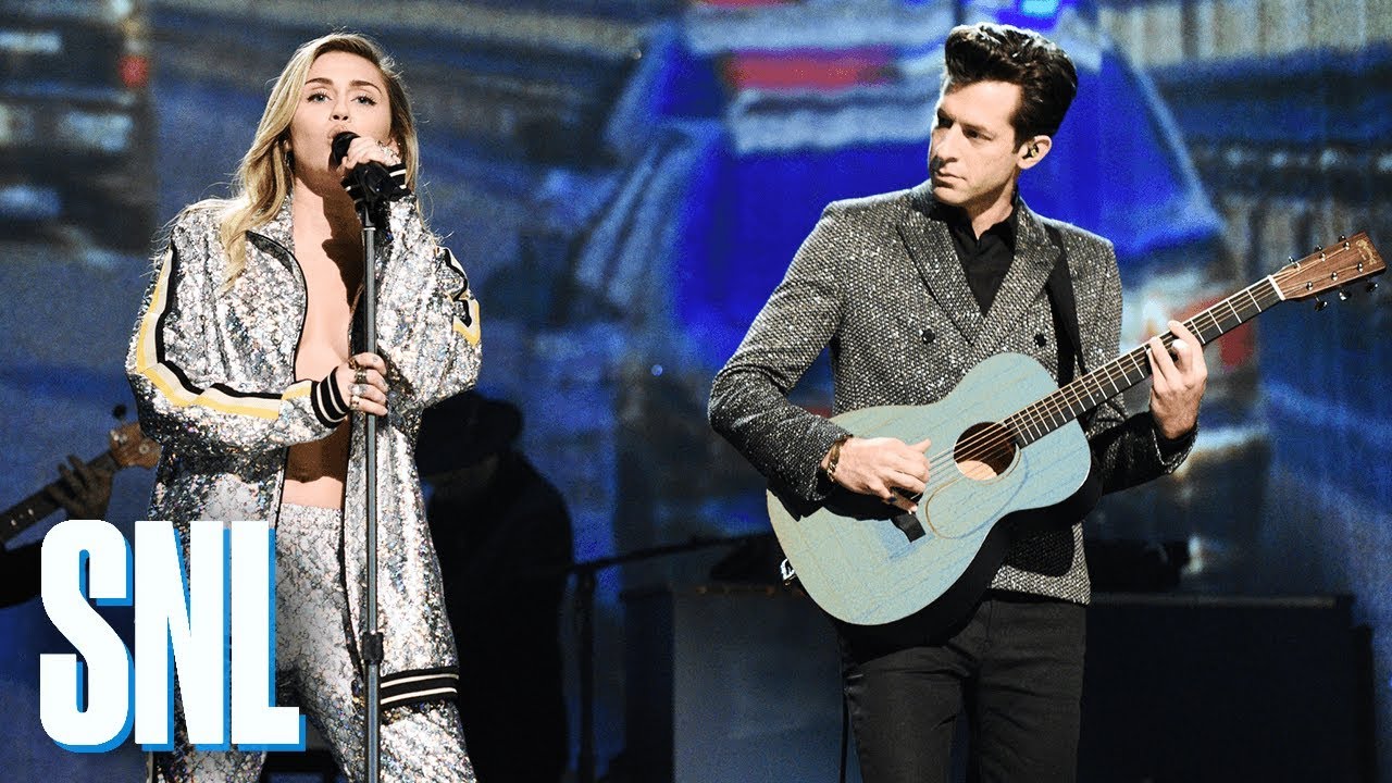 Miley Cyrus y Mark Ronson se presentaron en el SNL para cantar “Nothing Breaks Like A Heart”. Cusica Plus.