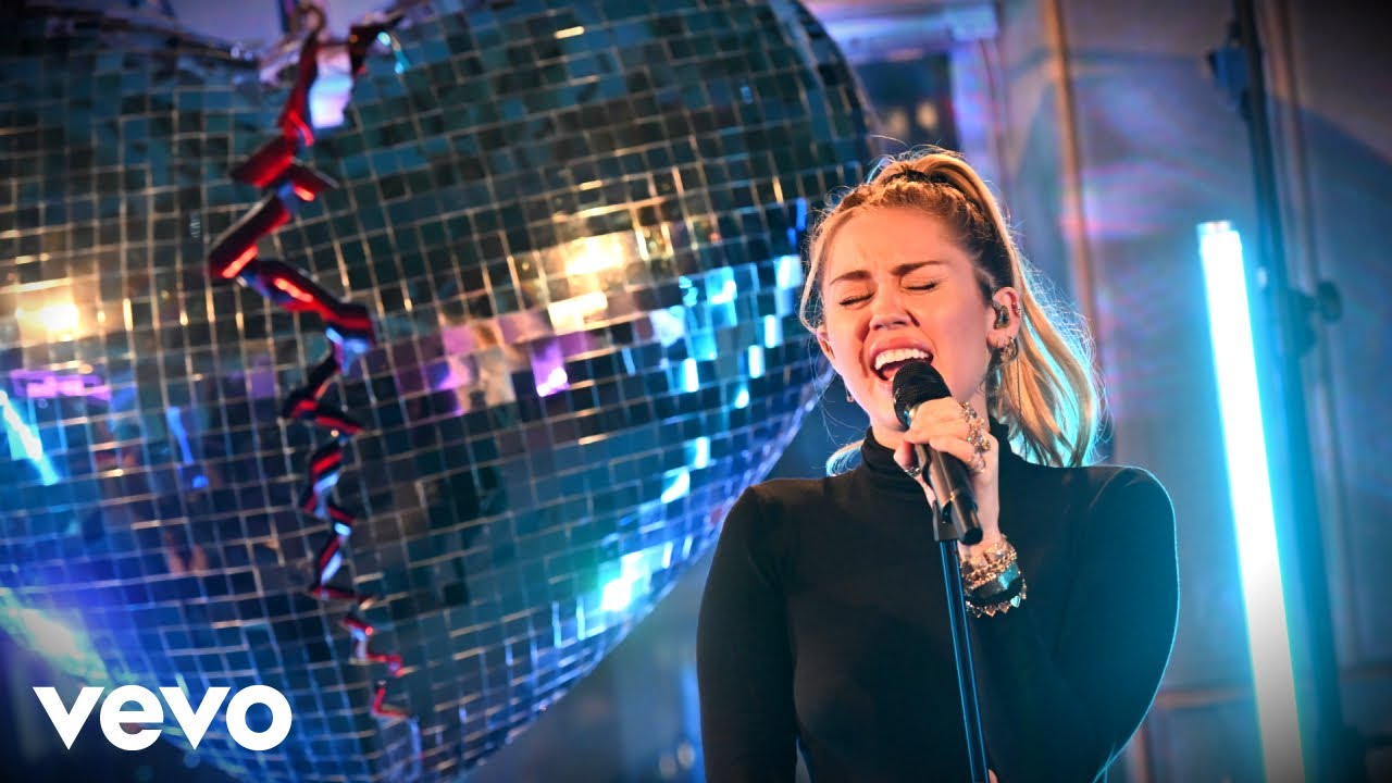Mark Ronson y Miley Cyrus llegaron a la BBC Radio 1 para cantar “No Tears Left To Cry” de Ariana Grande. Cusica Plus.
