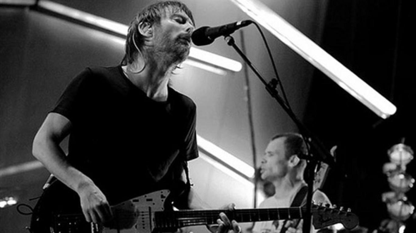 Thom Yorke reunió nuevamente a Atom For Peace para cantar en vivo. Cusica Plus.