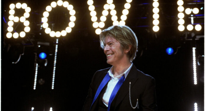 Escucha a David Bowie en vivo con el reciente ‘Glastonbury 2000’