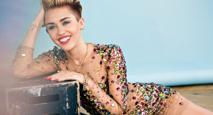 Miley Cyrus vuelve a trabajar con Mark Ronson para versionar “Happy Xmas (War Is Over)” de John Lennon