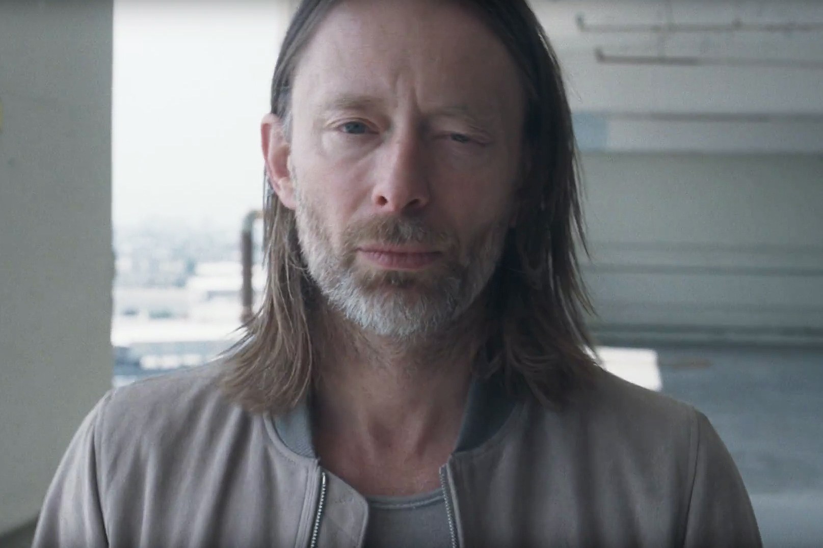 Thom Yorke regala extraña versión acústica de “Open Again” de ‘Suspiria’