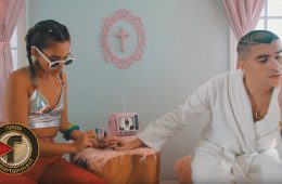 Bad Bunny muestra su nuevo estilo en el videoclip de “Caro”. Cusica Plus.