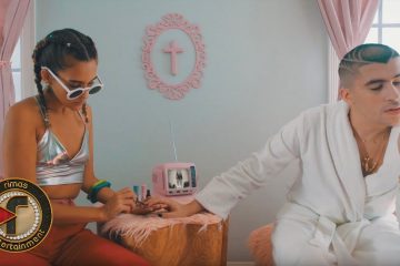 Bad Bunny muestra su nuevo estilo en el videoclip de “Caro”. Cusica Plus.