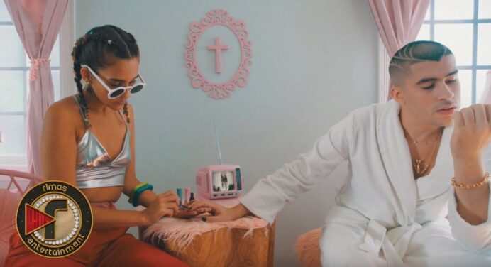 Bad Bunny muestra su nuevo estilo en el videoclip de “Caro”