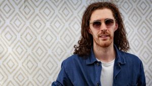 Hozier anuncia fecha de estreno de su próximo disco y estrena nuevo tema. Cusica Plus.