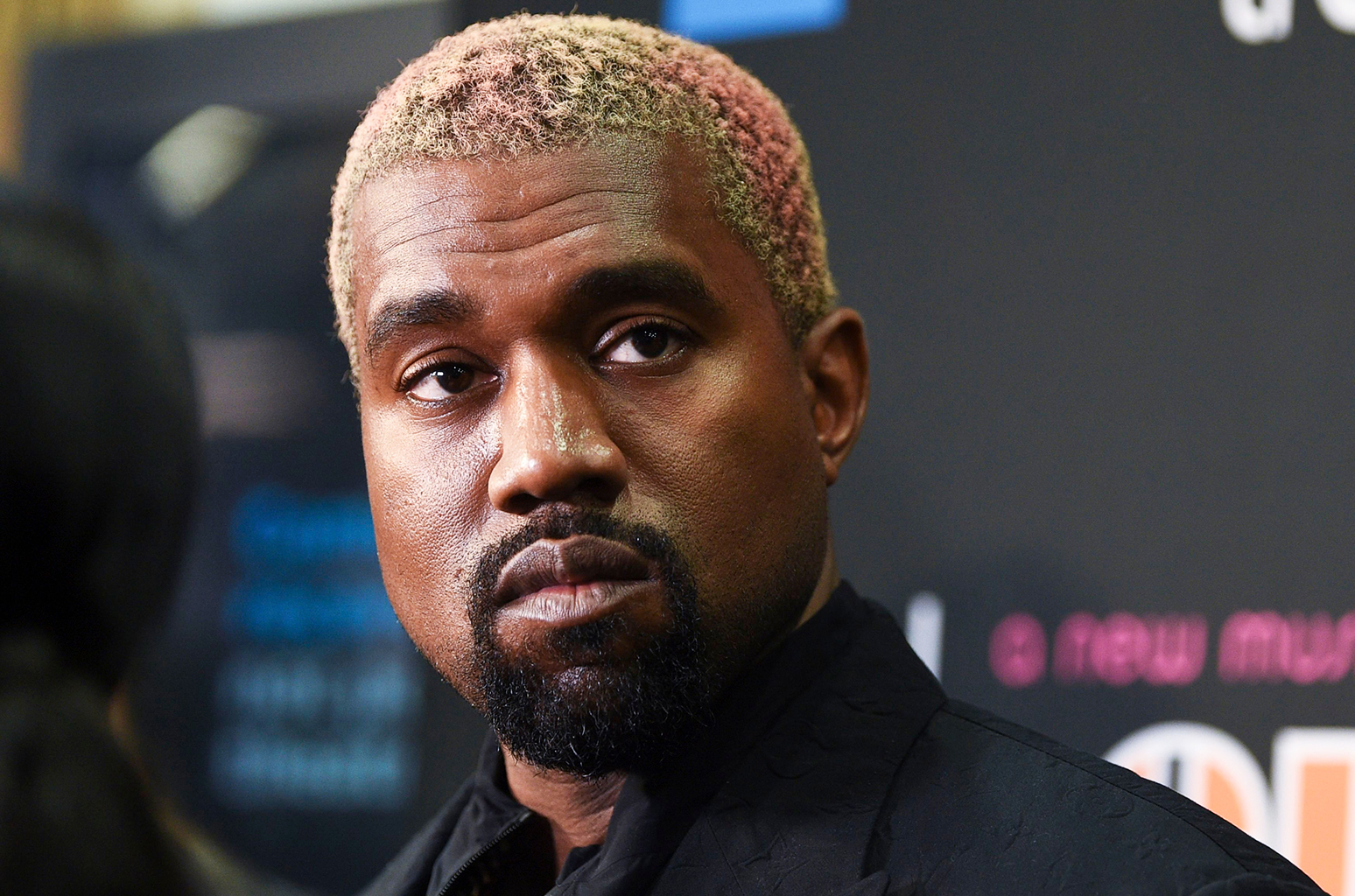 Kanye West rechazó presentarse en el Coachella, por no tener una tarima gigante para él. Cusica Plus.