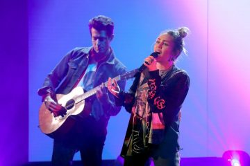 Mark Ronson y Miley Cyrus se presentaron en el Show de Ellen Degeneres con el tema “Nothing Breaks Like a Heart”. Cusica Plus.