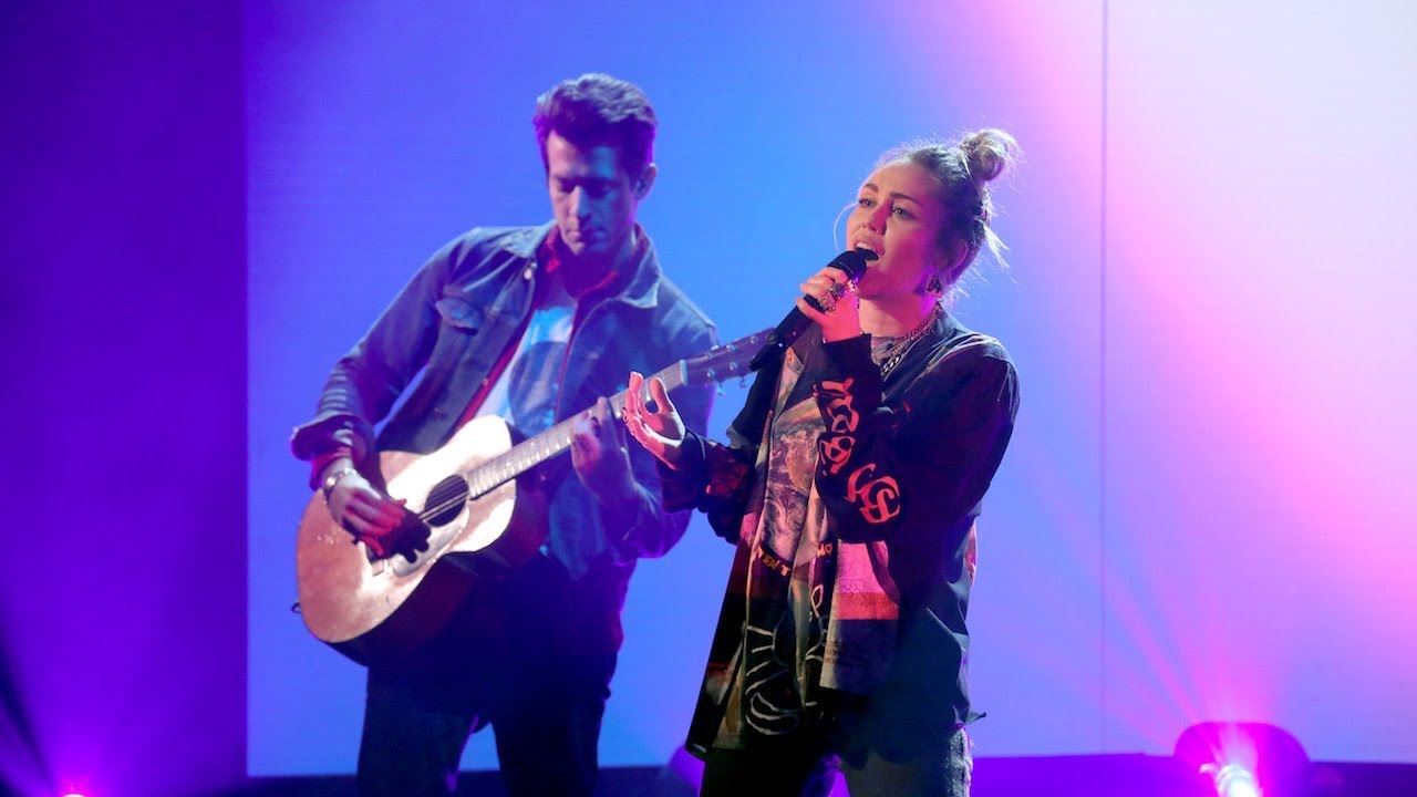 Mark Ronson y Miley Cyrus se presentaron en el Show de Ellen Degeneres con el tema “Nothing Breaks Like a Heart”. Cusica Plus.