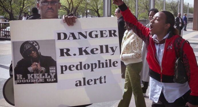 La campaña #MuteRKelly pide que sus sellos discográficos expulsen al cantante de por vida