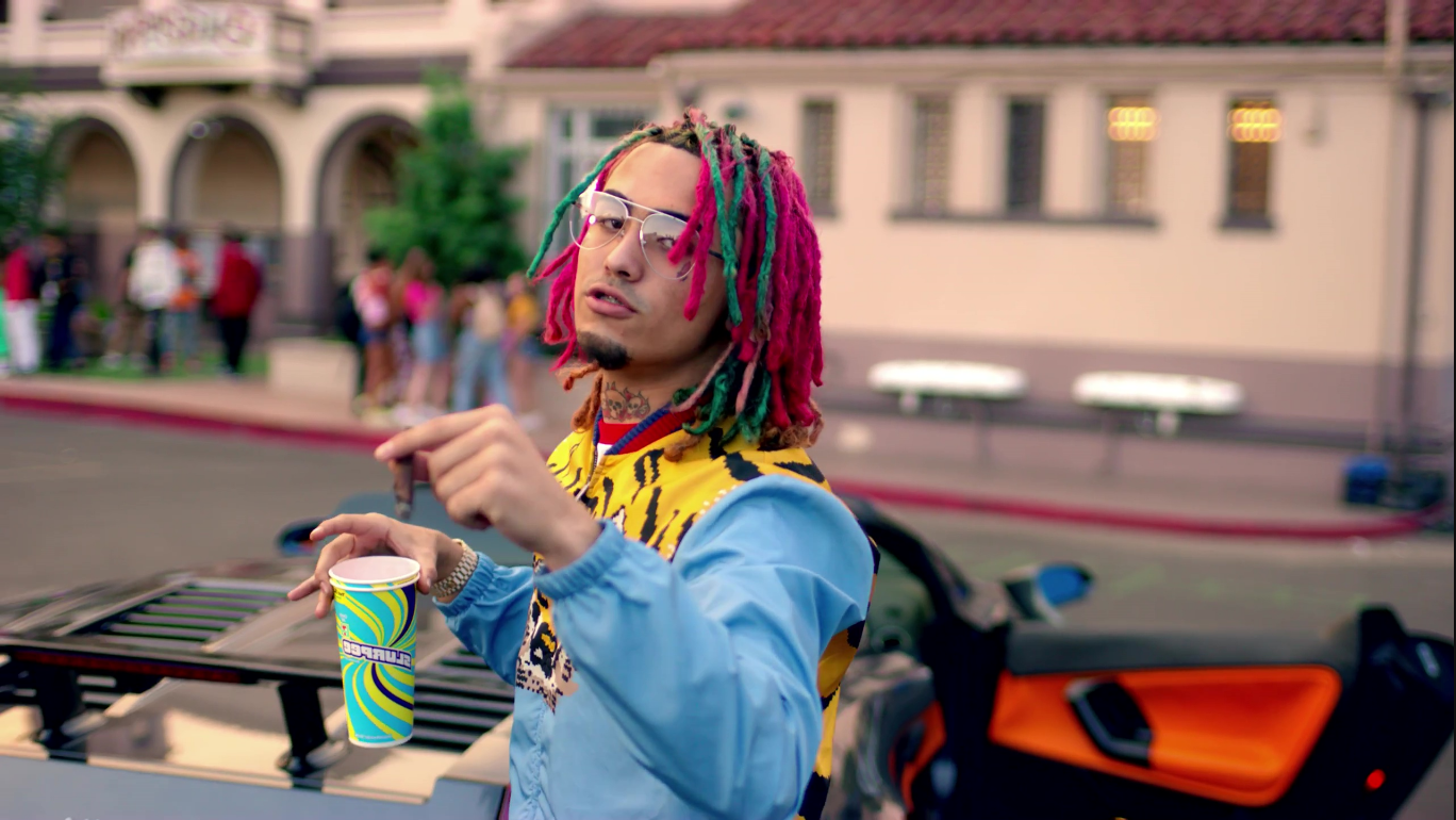 Lil Pump le canta a sus autos en el video de “Butterfly Doors”