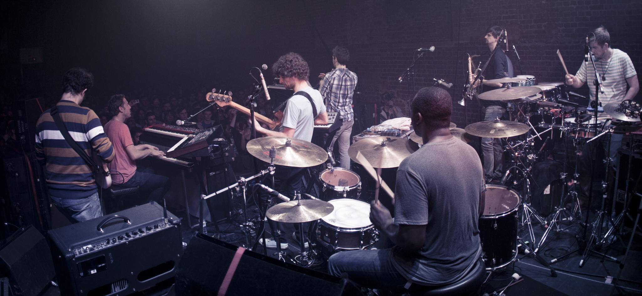 Snarky Puppy vuelve a explotar el jazz con “Bad Kids To The Back”. Cusica Plus.