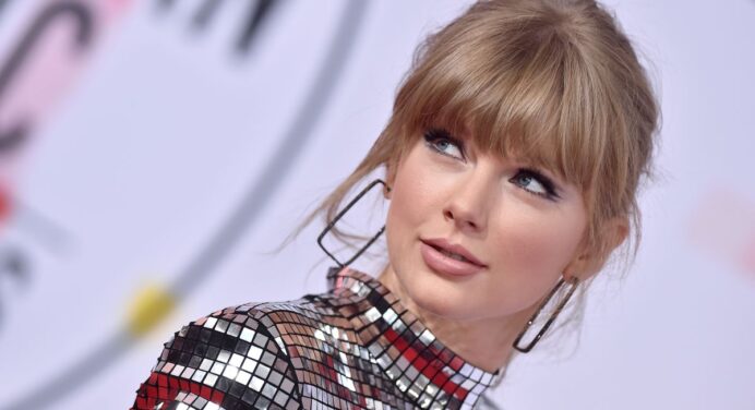 Taylor Swift tomó de sorpresa a una pareja en su fiesta de compromiso