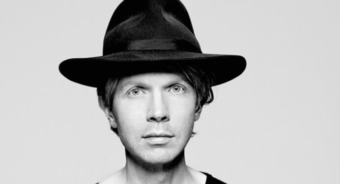 Beck interpreta “Tarantula” en vivo con Gustavo Dudamel