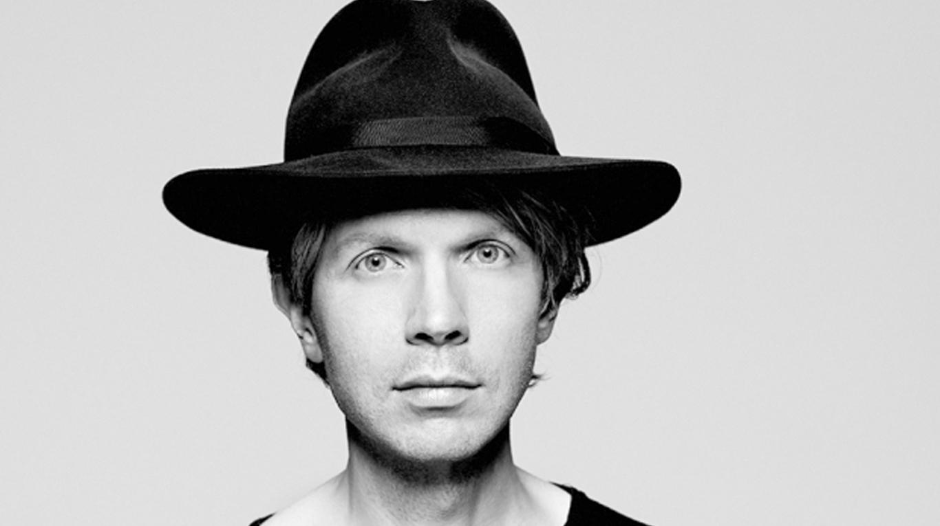 Beck interpreta “Tarantula” en vivo con Gustavo Dudamel. Cusica Plus.