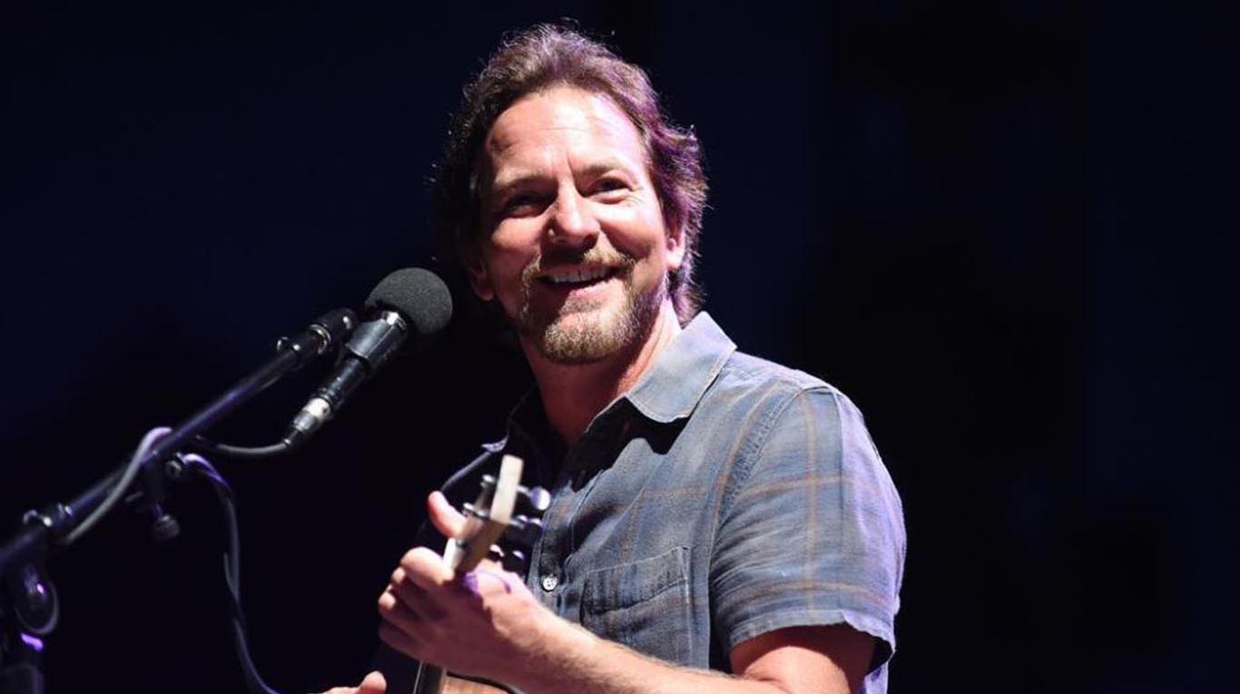 Eddie Vedder de Pearl Jam, versionó “Maybe It’s Time” de ‘A Star Is Born’. Cusica Plus.