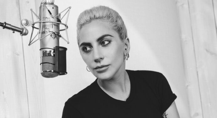 Lady Gaga interpretó dos temas de Frank Sinatra en un bar de Hollywood