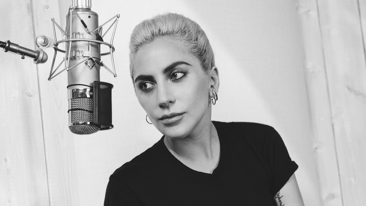 Lady Gaga interpretó dos temas de Frank Sinatra en un bar de Hollywood. Cusica Plus.
