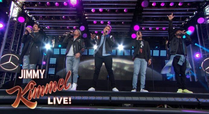 Los Backstreet Boys llegaron al show de Jimmy Kimmel para cantar “As Long as You Love Me” y “No Place”