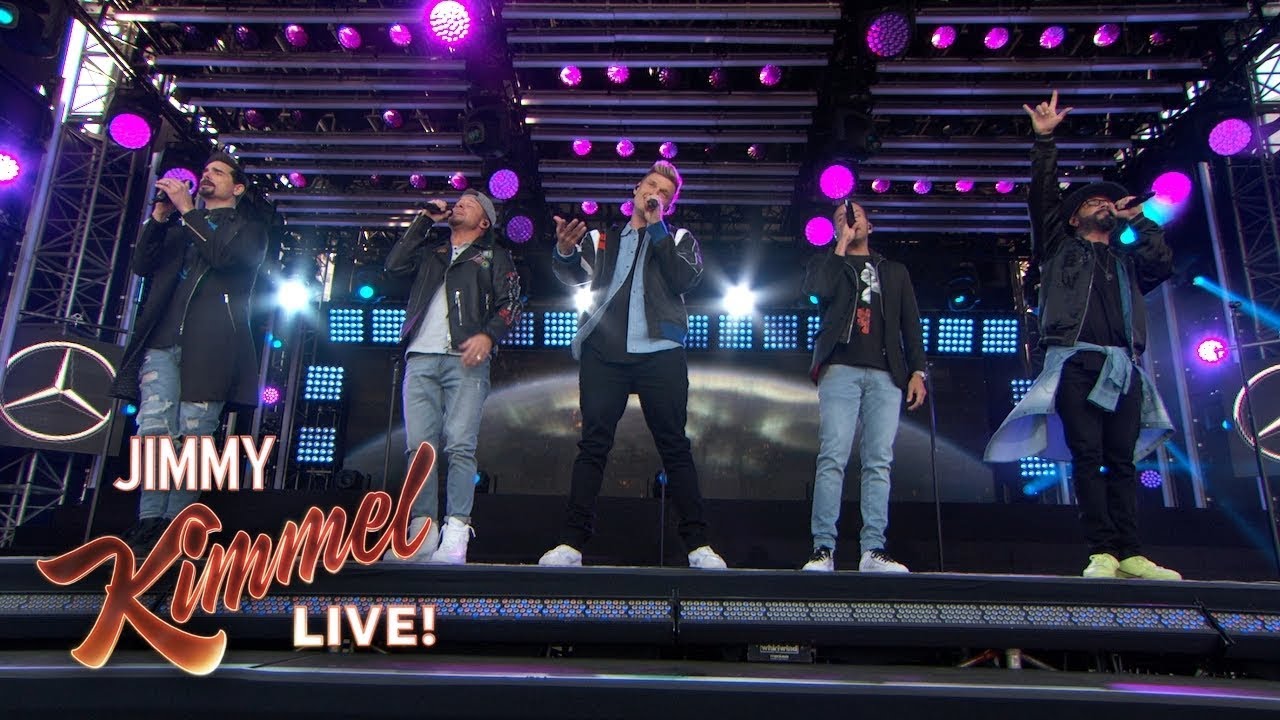 Los Backstreet Boys llegaron al show de Jimmy Kimmel para cantar “As Long as You Love Me” y “No Place”. Cusica Plus.
