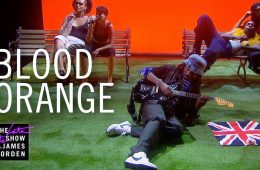 Blood Orange estrenó dos nuevos temas en el Late Show de James Corden. Cusica Plus.