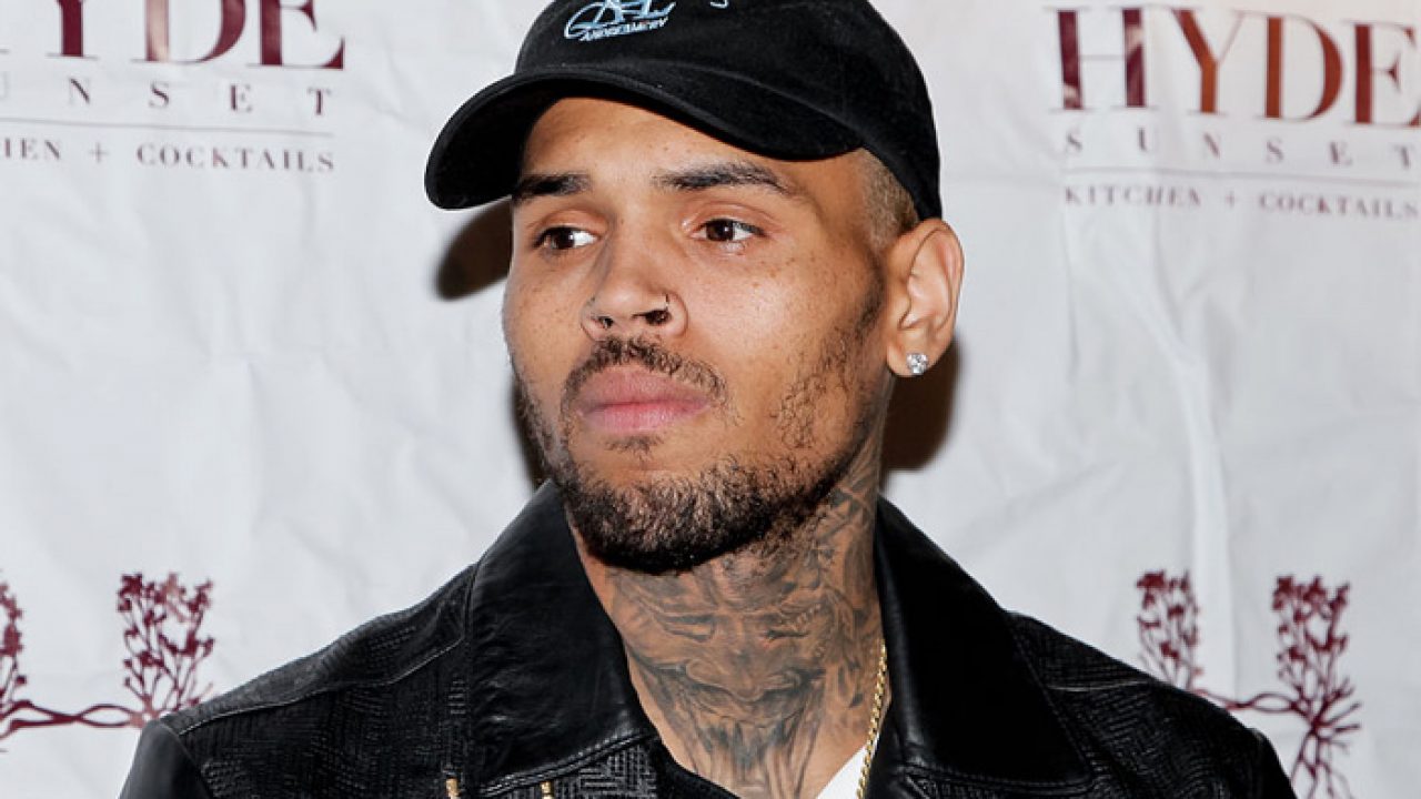 Chris Brown y sus fans, insultaron a Chvrches, por estar en contra de su trabajo. Cusica Plus.