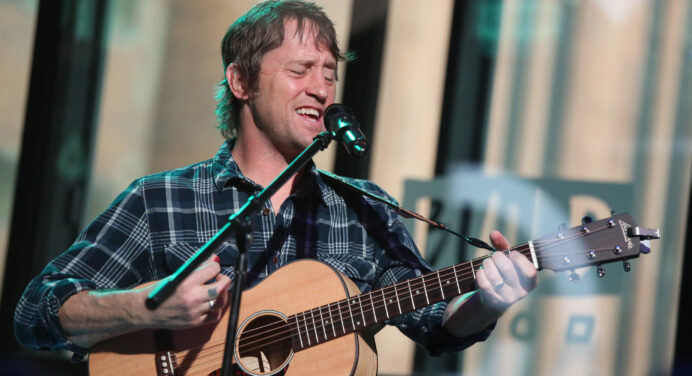 Chris Shiflett, guitarrista de Foo Fighters, publicará un disco solista pronto