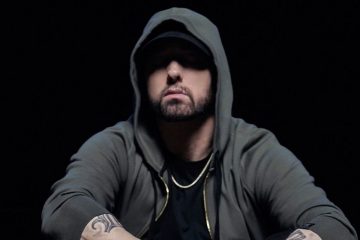 Por primera vez, el Centro Nacional de Seguridad Cibernética (NCSC), ha realizado una encuesta cibernética en el Reino Unido junto al Departamento Digital de Medios y Deportes (DCMS), donde revelan que los los nombres de superhéroes, personajes de ficción, bandas y músicos, son los más usados para contraseñas. Según información extraída de la encuesta, los nombres de músicos más comunes son Blink-182 (285.706), 50 Cent (191.153), Metallica (167.983) Eminem (140.841) y Slipknot (140.833). Por otro lado, cuando se trata de personajes ficticios, la lista la lidera Superman (333.139), Naruto (242.749), Tigger (237.290), Pokemon (226.947) y Batman (203.116). Por último, otras frases y/o número comunes son “1234567”, Qwerty, Password, Password123, iloveyou y abc123. Además, se dio a conocer que el 42% de los británicos han sufrido fraude cibernético, luego de que se les descifró su contraseña, por lo que esto es una alarma a los ciudadanos, para tener más cuidado cuando de contraseñas se trata. Cusica Plus.