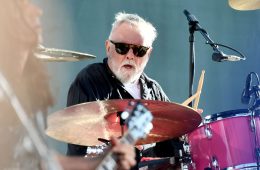 Roger Taylor de Queen lanza nuevo tema como solista “Gangsters Are Running This World”. Cusica Plus.