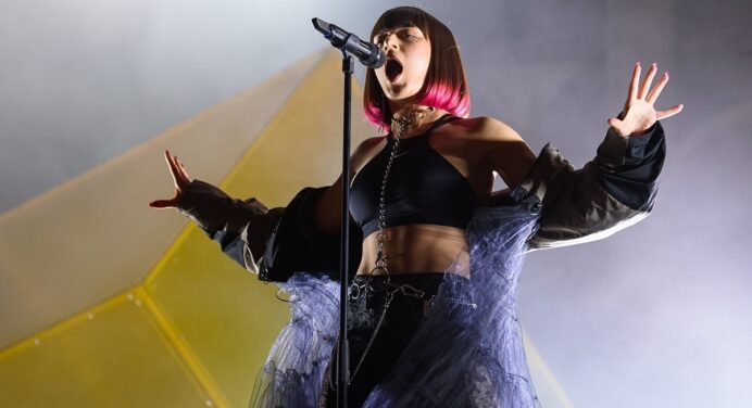 Charli XCX y Christine and the Queens se unieron para cantar un nuevo tema en vivo