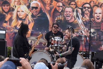 Dave Grohl tocó la batería durante concierto en homenaje a Ronnie James Dio. Cusica Plus.