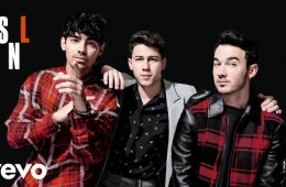 Los Jonas Brothers se presentaron en ‘Saturday Night Live’ para cantar “Sucker”, “Burnin’ Up” y “Cool”. Cusica Plus.