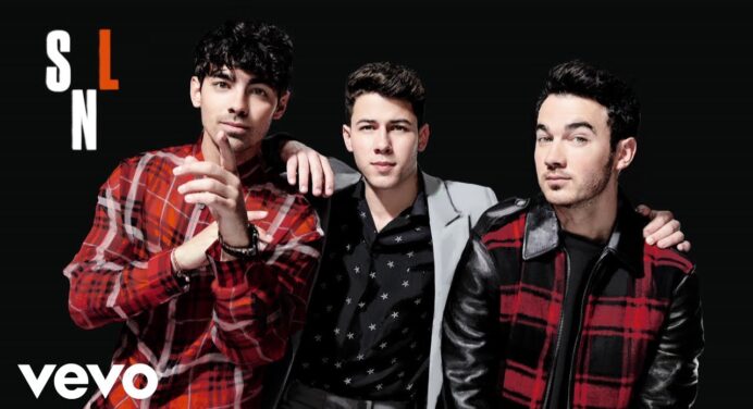 Los Jonas Brothers se presentaron en ‘Saturday Night Live’ para cantar “Sucker”, “Burnin’ Up” y “Cool”