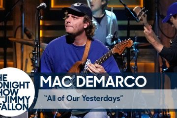 Mac DeMarco llegó al show de Jimmy Fallon para cantar “All of Our Yesterdays”. Cusica Plus.