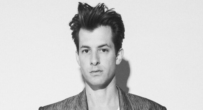 Escucha “Don’t Leave Me Lonely” de Mark Ronson y YEBBA