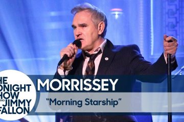 Morrissey llegó al show de Jimmy Fallon para cantar su reciente tema “Morning Starship”. Cusica Plus.