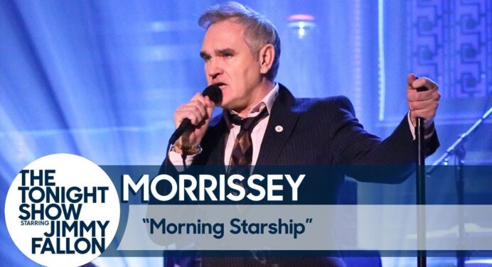 Morrissey llegó al show de Jimmy Fallon para cantar su reciente tema “Morning Starship”