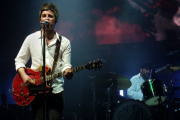 Ve a Noel Gallagher estrenar un nuevo tema en vivo titulado “Rattling Rose”. Cusica Plus.