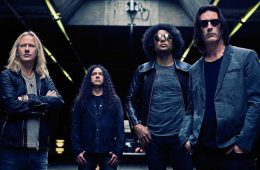 Alice In Chains ven crecer una botella de cerveza en el video de “Rainier Frog”. Cusica Plus.