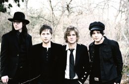 The Raconteurs siguen sus sonidos de blues con el sencillo “Help Me Stranger” . Cusica Plus