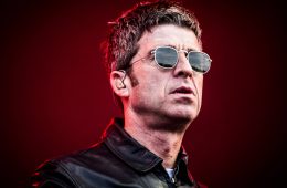 Noel Gallagher intenta que bailemos con su EP ‘ Black Star Dancing’. Cusica Plus.