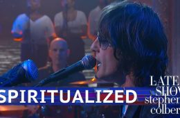 Spiritualized se presentó en el Late Show de Stephen Colbert para cantar “I’m Your Man”. Cusica Plus.